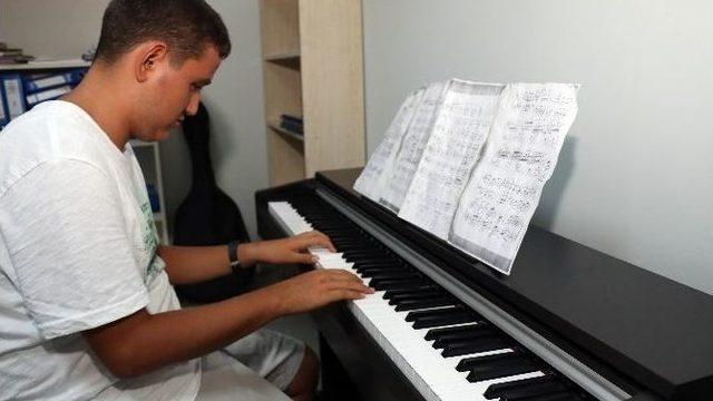 Milyonda Bir Görülen Dehalığıyla Duyduğu Her Sesi Notaya Çevirebiliyor