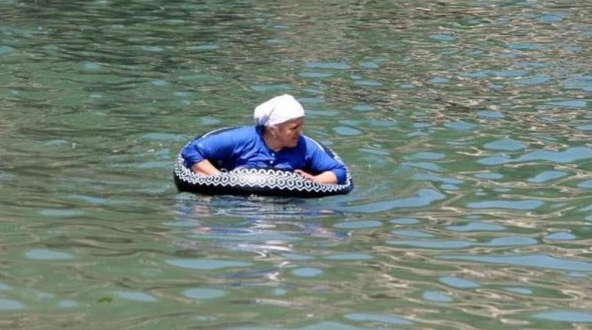 Kıyafetleriyle Denizde Serinlediler