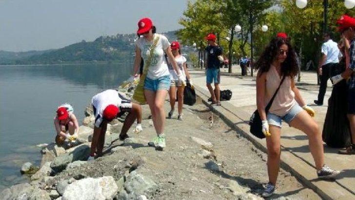 15 Ülkeden Öğrenciler Sapanca Gölü'nde Çevre Temizliği Yaptı