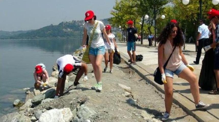15 &Uuml;lkeden &Ouml;ğrenciler Sapanca G&ouml;l&uuml;'nde &Ccedil;evre Temizliği Yaptı