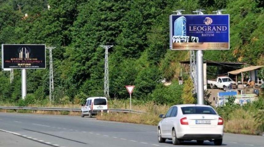 Batum'daki Otel, Gazino Ve Kumarhanelerin Reklam Tabelaları Yol Kenarından Kaldırılacak