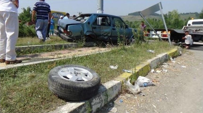 Kamyon S&uuml;r&uuml;c&uuml;s&uuml;, Hatalı Sollayan Otomobile &Ccedil;arptı: 1 Yaralı