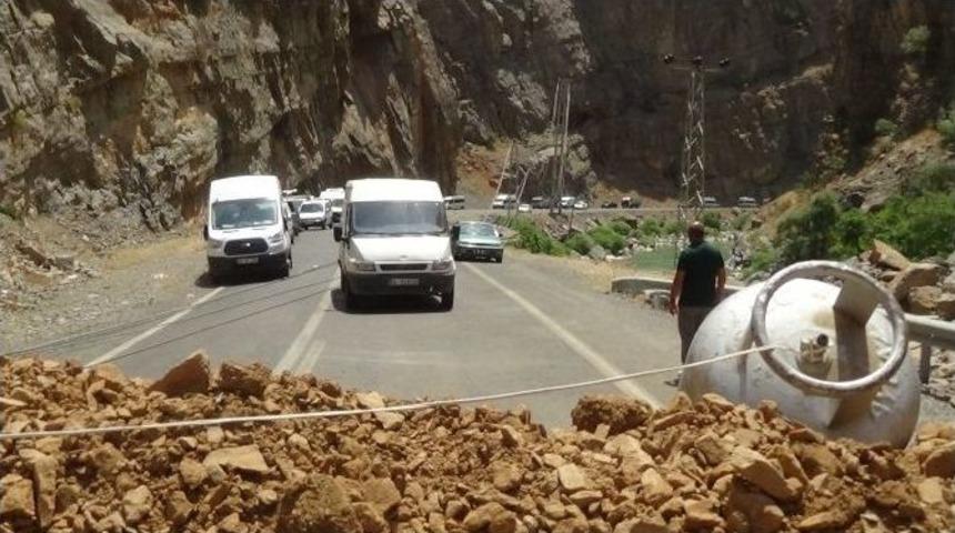 Hakkari-&ccedil;ukurca Karayolunda Patlayıcı