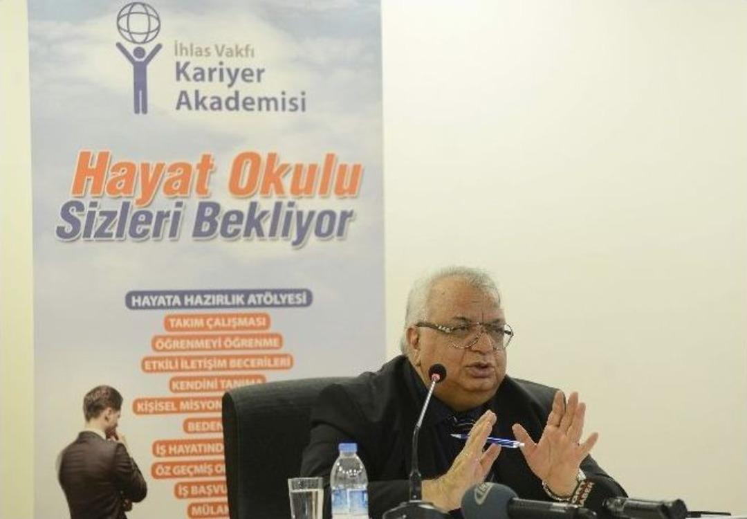 İhlas Holding İcra Kurulu Başkanı Kani Bozbay, İhlas Vakfında Kariyer Eğitimi Alan Ge&ccedil;lerle Bir Araya Geldi