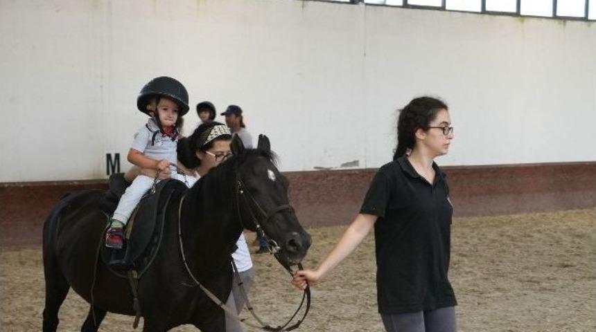 Miniklerin Atlarla İlk Deneyim Heyecanı