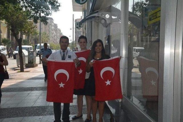 Şehzadeler 5 Bin Adet Türk Bayrağı Dağıttı