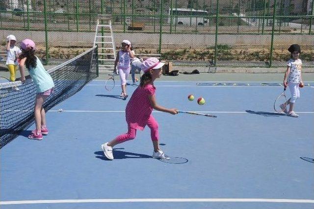 Hem Tenis Öğreniyorlar Hem De Eğleniyorlar