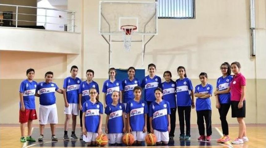 K&uuml;&ccedil;&uuml;k Dev Adamlar Beyoğlu Yaz Basketbol Okulunda
