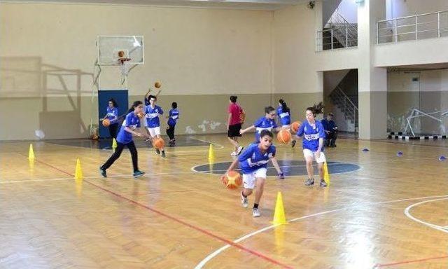 Küçük Dev Adamlar Beyoğlu Yaz Basketbol Okulunda