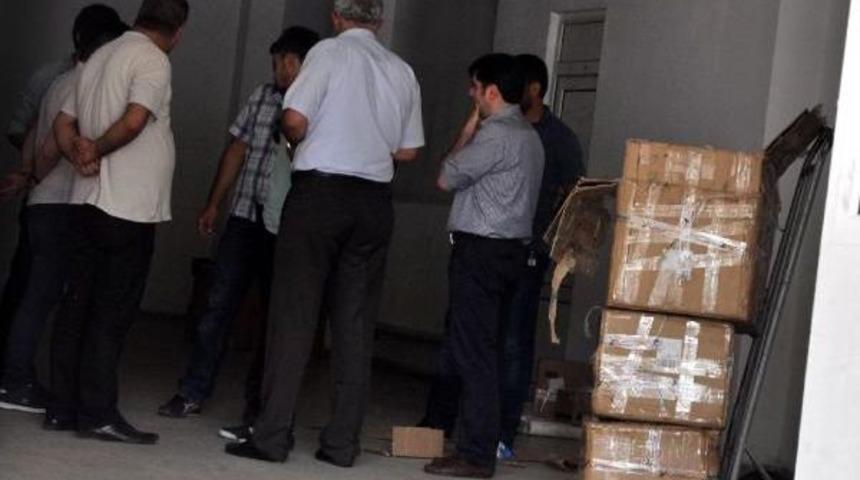 Bomba Ihbarı Yapılan Kolilerden Kozmetik &Uuml;r&uuml;n &Ccedil;ıktı