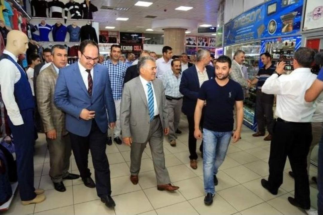 Başkan B&uuml;y&uuml;kkılı&ccedil; Ve Ekibi Hunat &Ccedil;arşı Esnafını Ziyaret Etti