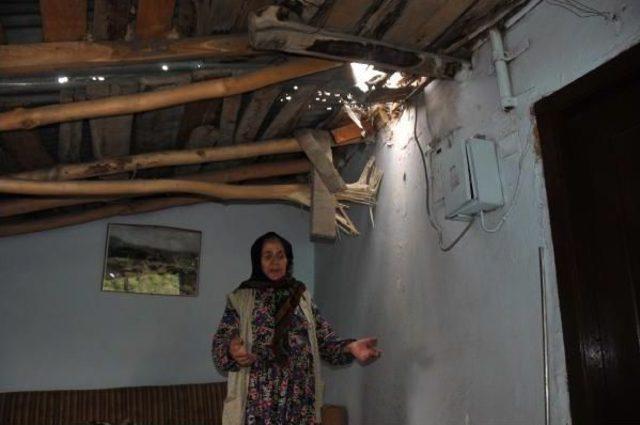 Hakkari'de Polise Atılan Roket Evin Damına Düştü
