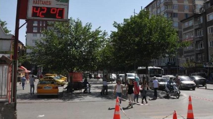 Sivas'ta Sıcaktan Bunalanlar Serinlemek I&ccedil;in &Ccedil;are Aradı