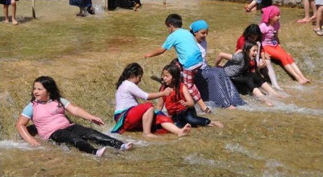 Sivas'ta Sıcaktan Bunalanlar Serinlemek Için Çare Aradı