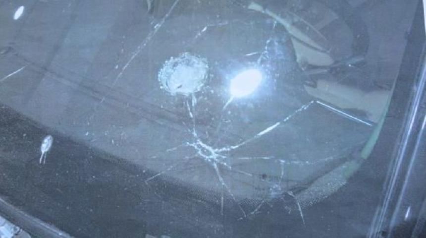 Otomobilinin Camına Isabet Eden Taş Sandığı Cisim, Kurşun &Ccedil;ıktı