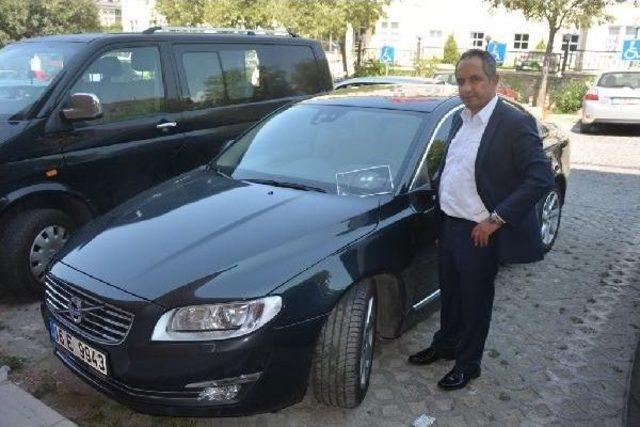 Otomobilinin Camına Isabet Eden Taş Sandığı Cisim, Kurşun Çıktı