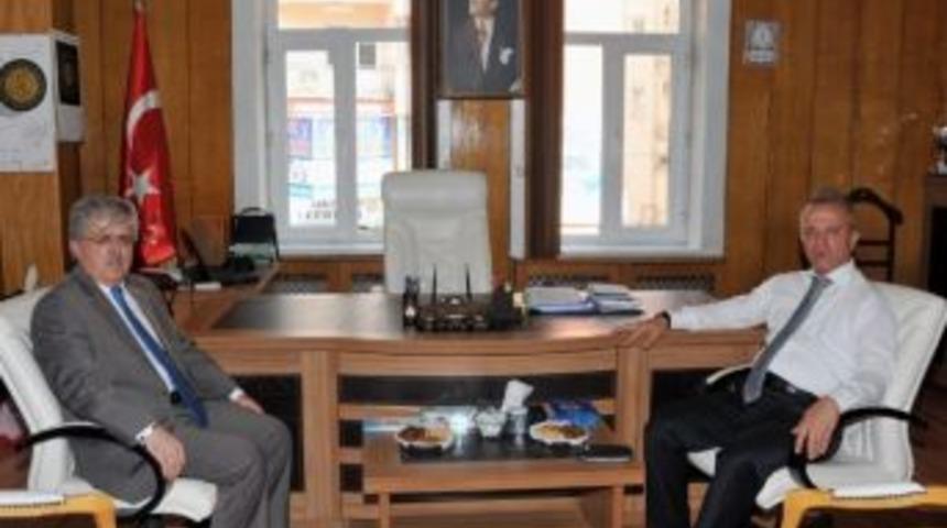 Vali Hakan Yusuf G&uuml;ner Afyonkarahisar M&uuml;ft&uuml;s&uuml; Ş&uuml;kr&uuml; Kabuk&ccedil;u&rsquo;yu Ziyaret Etti