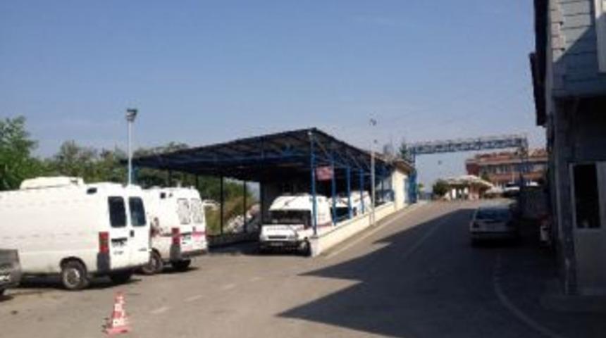 Freni Boşalan &Ccedil;&ouml;p Kamyonu, Acil Servis &Ouml;n&uuml;ndeki Ambulanslara &Ccedil;arparak Durabildi