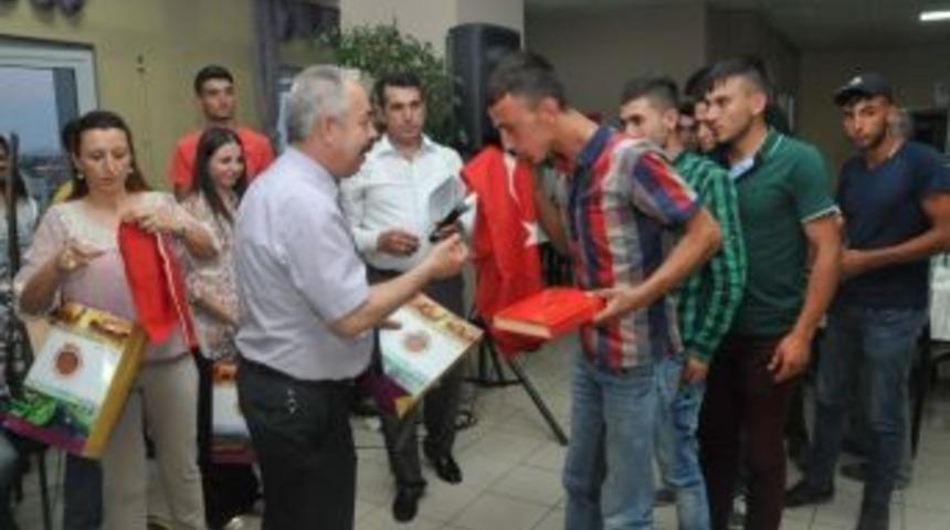 Afyonkarahisar&rsquo;ın Kınalı Kuzuları Dualarla Askere Uğurlandı