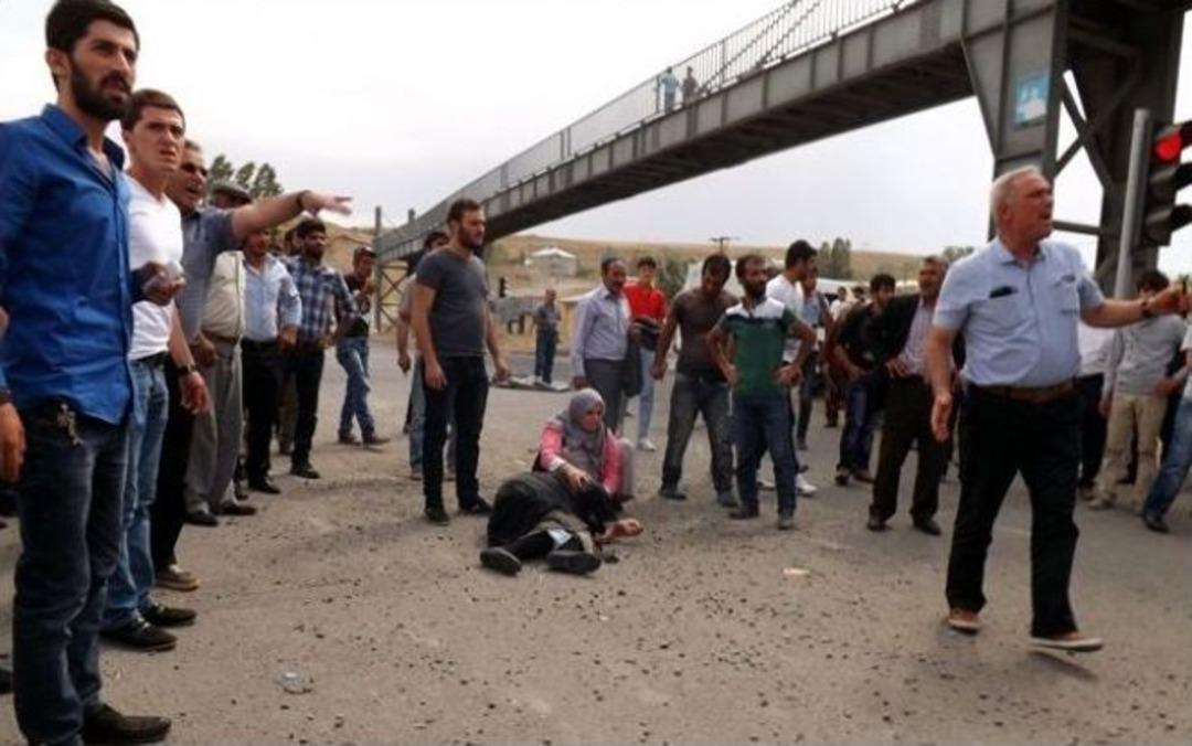 Kamyonetle Minib&uuml;s &Ccedil;arpıştı: 12 Yaralı