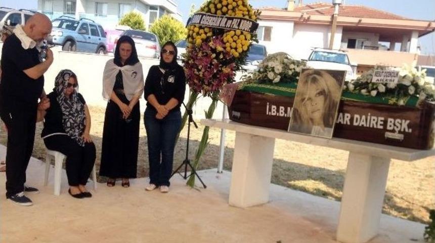 Sinema Oyuncusu Pervin Par G&ouml;zyaşlarıyla Uğurlandı