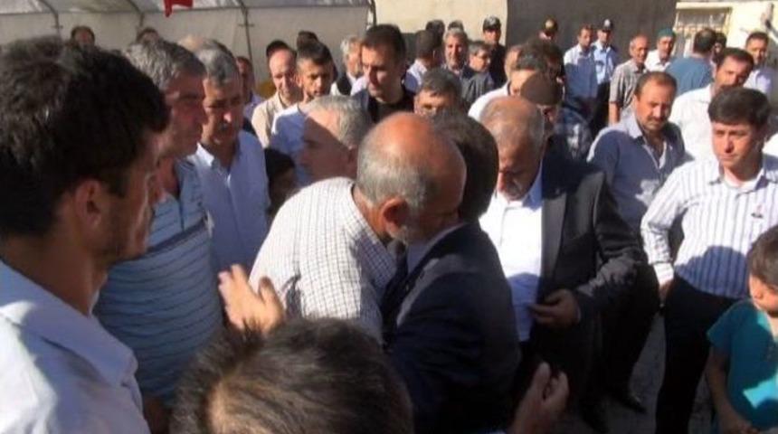 Bakan G&uuml;ll&uuml;ce, Şehit Evini Ziyaret Etti