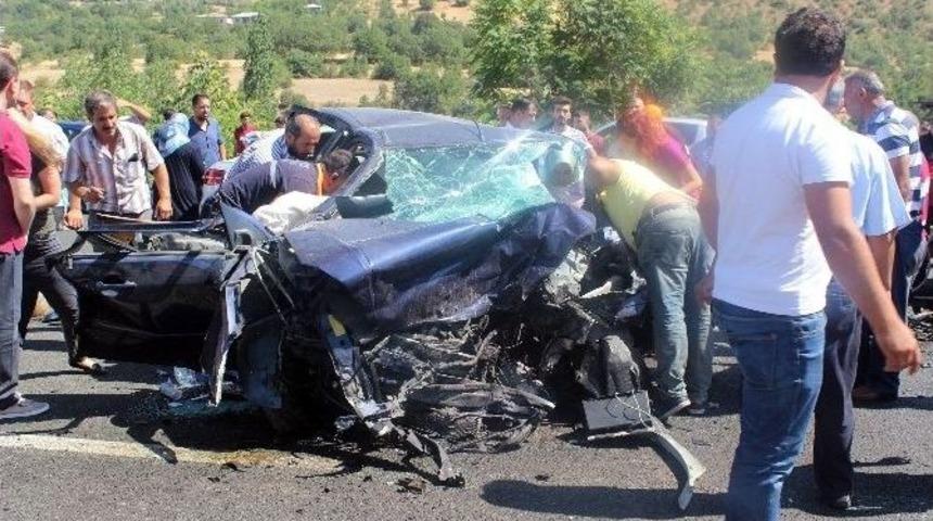 İki Otomobil Kafaya &Ccedil;arpıştı: 1 &Ouml;l&uuml;, 4 Yaralı