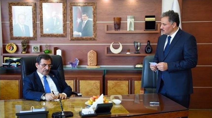 Bakan G&uuml;ll&uuml;ce Malatya B&uuml;y&uuml;kşehir Belediyesi&rsquo;ni Ziyaret Etti