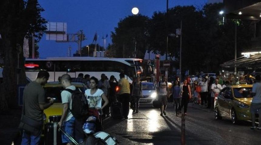 İstanbul&rsquo;da Dolunay Bir Ay İ&ccedil;erisinde İkinci Kez G&ouml;r&uuml;ld&uuml;