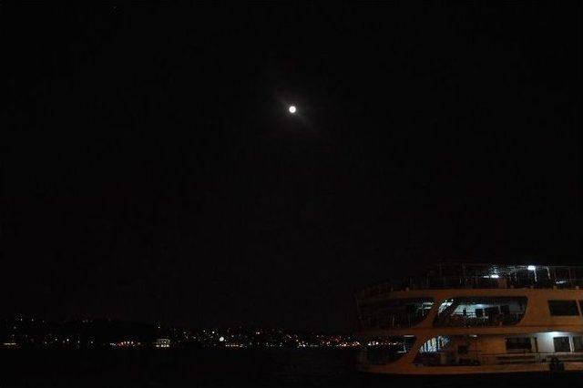 İstanbul&rsquo;da Dolunay Bir Ay İ&ccedil;erisinde İkinci Kez G&ouml;r&uuml;ld&uuml; 2