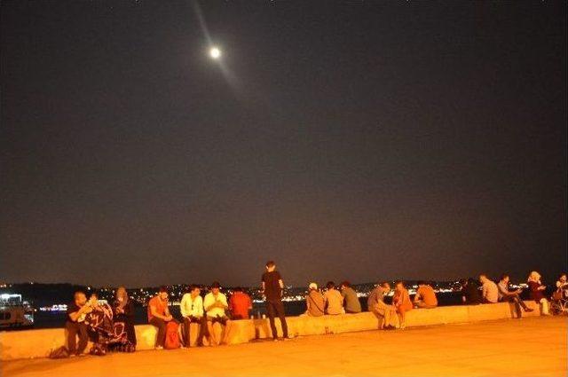 İstanbul&rsquo;da Dolunay Bir Ay İ&ccedil;erisinde İkinci Kez G&ouml;r&uuml;ld&uuml; 3