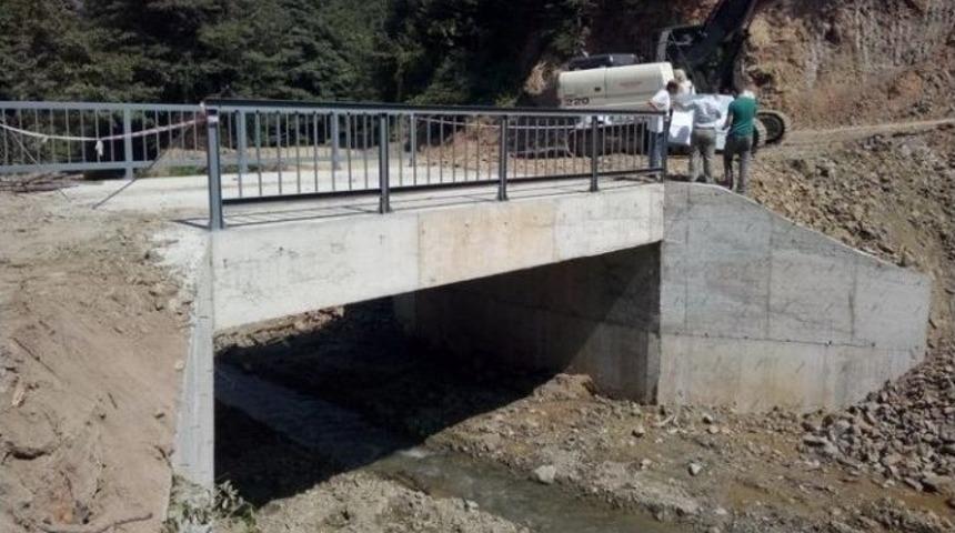 Ak&ccedil;akoca&rsquo;da K&ouml;pr&uuml; İnşaatı Tamamlanarak Ulaşıma A&ccedil;ıldı