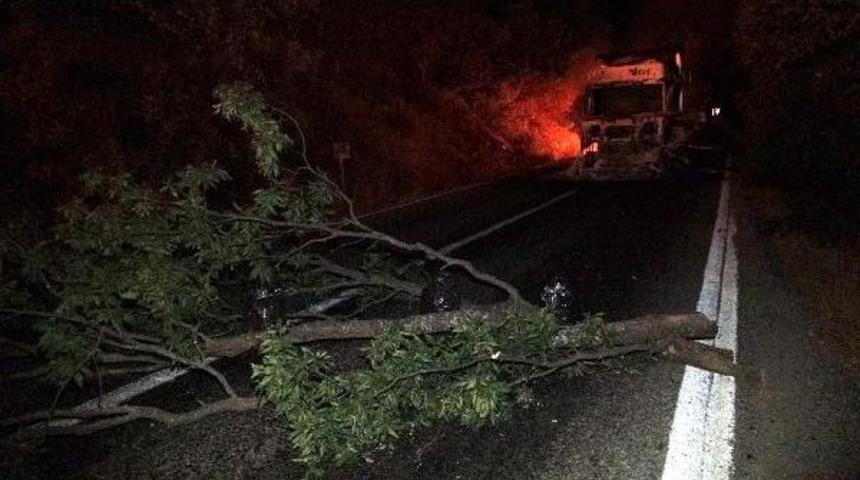 Yol Kesip 3 Aracı Ateşe Veren Pkk'lıların Ka&ccedil;tığı B&ouml;lgeyi Kobralar Bombalıyor (3)