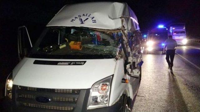 Niğde’de Minibüs Tır’la Çarpıştı Kazada 20 Kişi Yaralandı