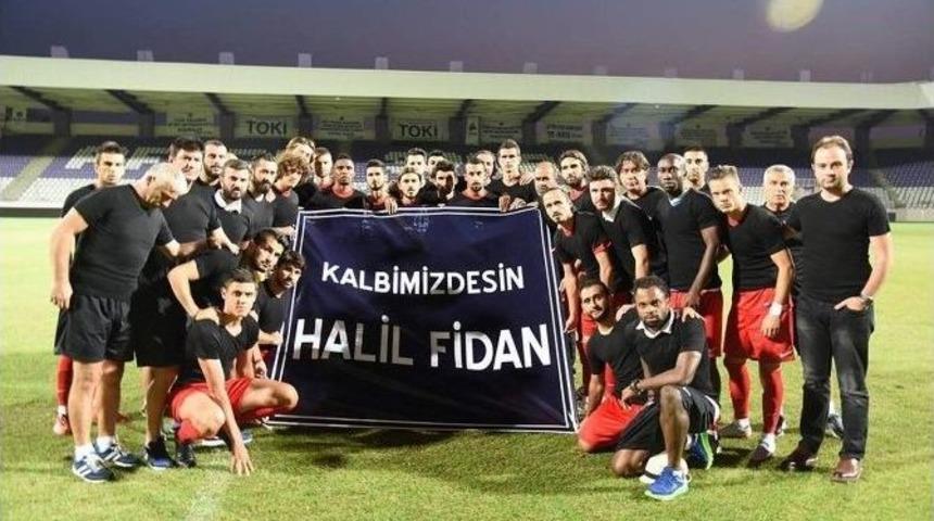 Antalyaspor Halil Fidan İ&ccedil;in Sahaya Siyah Tiş&ouml;rt Ve &ldquo;kalbimizdesin&rdquo; Pankartı İle &Ccedil;ıktı