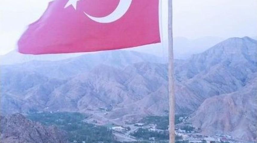 Uzundere Gen&ccedil;liğinin Bayrak Aşkı