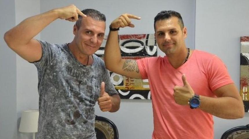 Hem Sa&ccedil; Ektiriyorlar, Hem De Tatil Yapıyorlar