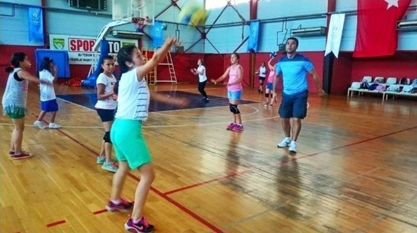 Yaz Spor Okulunda Gen&ccedil; Voleybolcular Yetişiyor