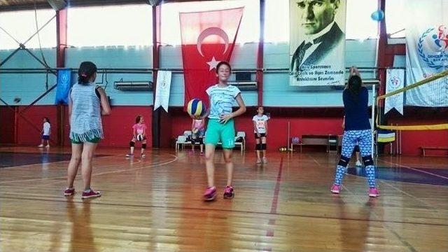 Yaz Spor Okulunda Genç Voleybolcular Yetişiyor