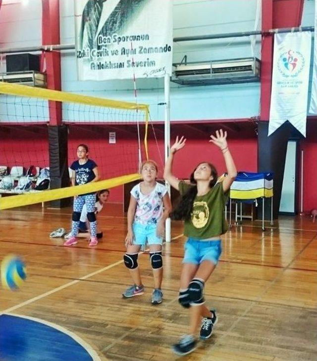 Yaz Spor Okulunda Genç Voleybolcular Yetişiyor