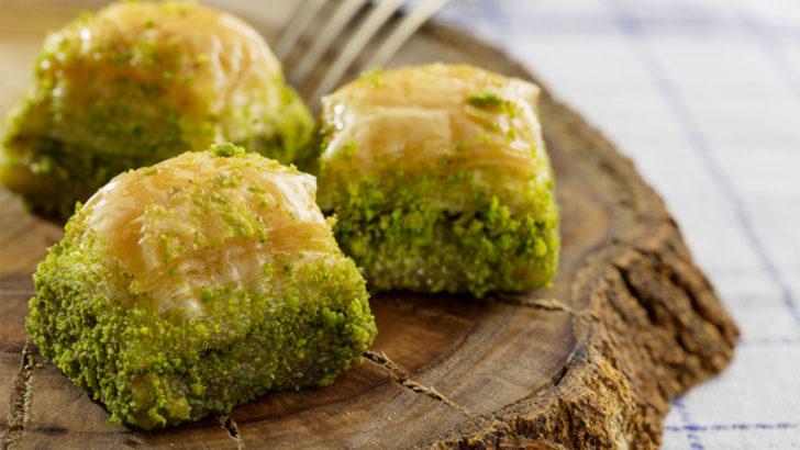 İki dilim baklavaya yarım litre su i&ccedil;in