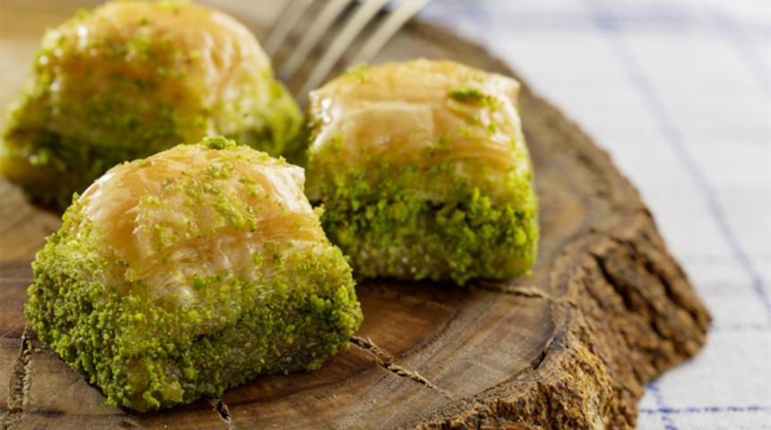 İki dilim baklavaya yarım litre su i&ccedil;in