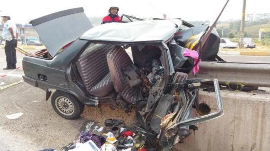 Otomobil Bariyerlere Saplandı: 2 &Ouml;l&uuml;, 4 Yaralı