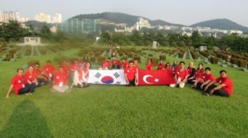 Gen&ccedil;lik Heyetinden G&uuml;ney Kore&rsquo;deki T&uuml;rk Şehitliğine Ziyaret