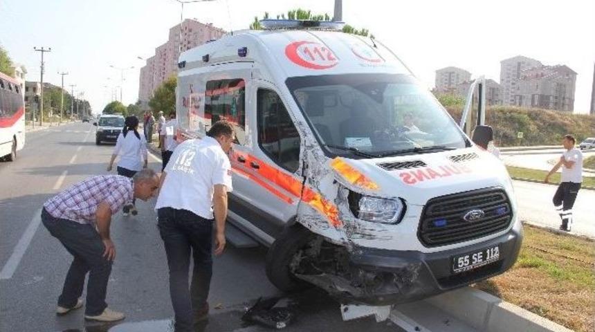 Ambulans İle Kamyonet Çarpıştı: 2 Yaralı