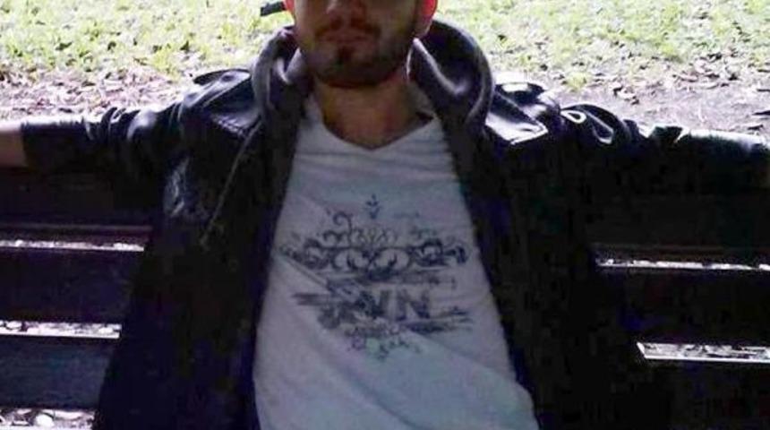 Gardıroba Kendini Asarak Intihar Etti