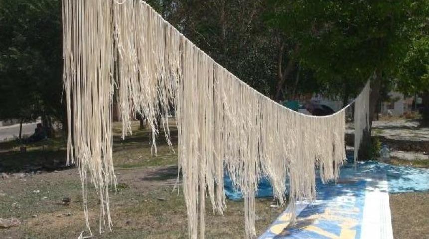 Kars'ta Kadınlar Kışlık Erişteleri Hazırladı