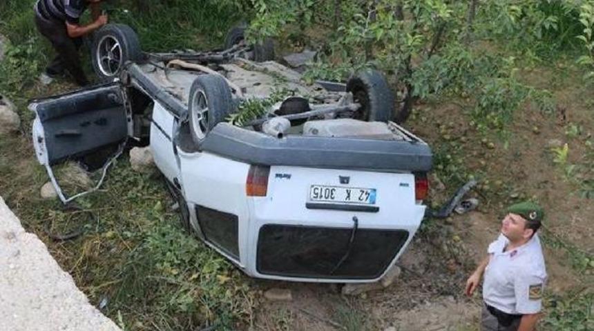 Otomobil Şarampole Devrildi: 1 &Ouml;l&uuml;, 1 Yaralı