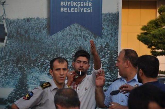 Halk Otob&uuml;s&uuml; Şof&ouml;r&uuml; Tartıştığı Seyyar Satıcıyı Bı&ccedil;akla Yaraladı 1