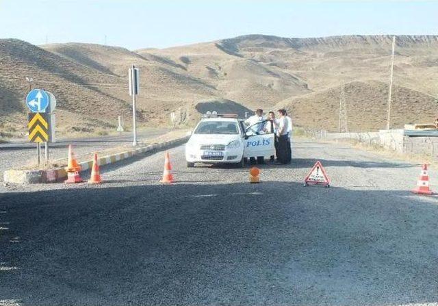 Pkk nın 10 G&uuml;nde 2 Kez Kestiği Karakurt- Kağızman Karayolu, Ulaşıma Kapıtıldı 1